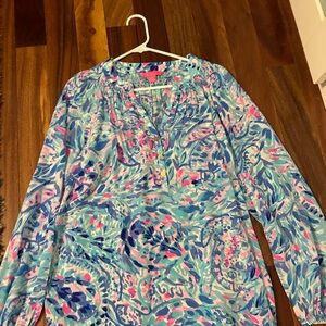 100% authentic Lilly Pulitzer Elsa silk top size large. Like new condition.
